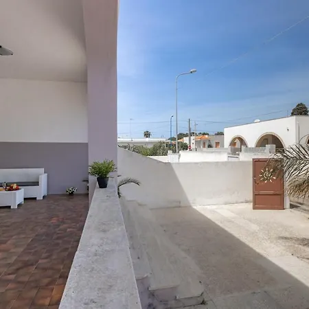 Con Giardino A 50mt Dal Mare Villa